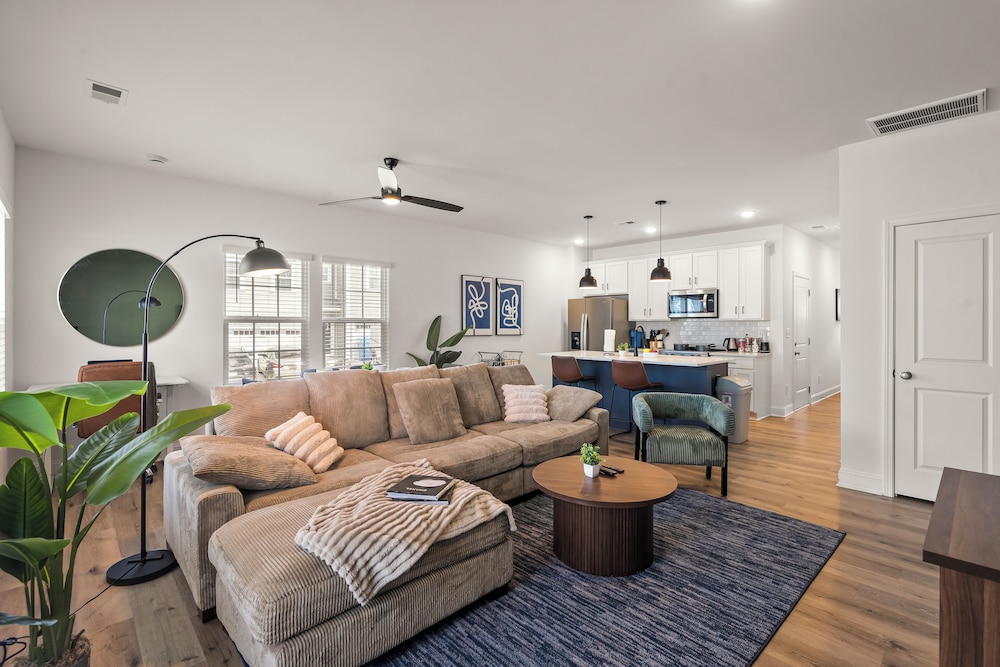 Luxe 3BR Townhouse to Uptown Charlotte