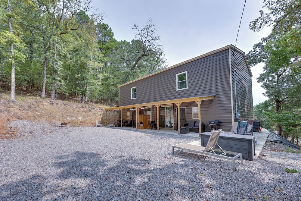 Duplex w/ Furnished Patio Near Lake Ouachita!