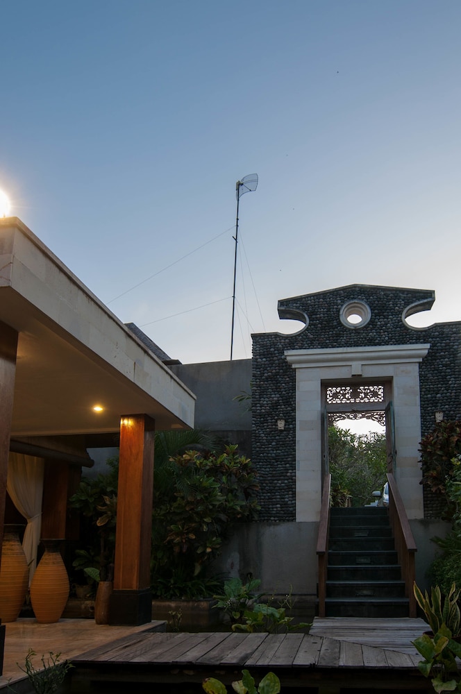 Arwana Estate