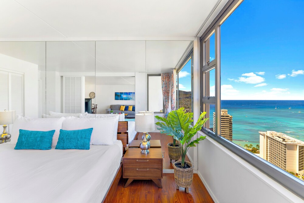High Floor Ocean View Condo (King Bed and Parking): hotel room photo