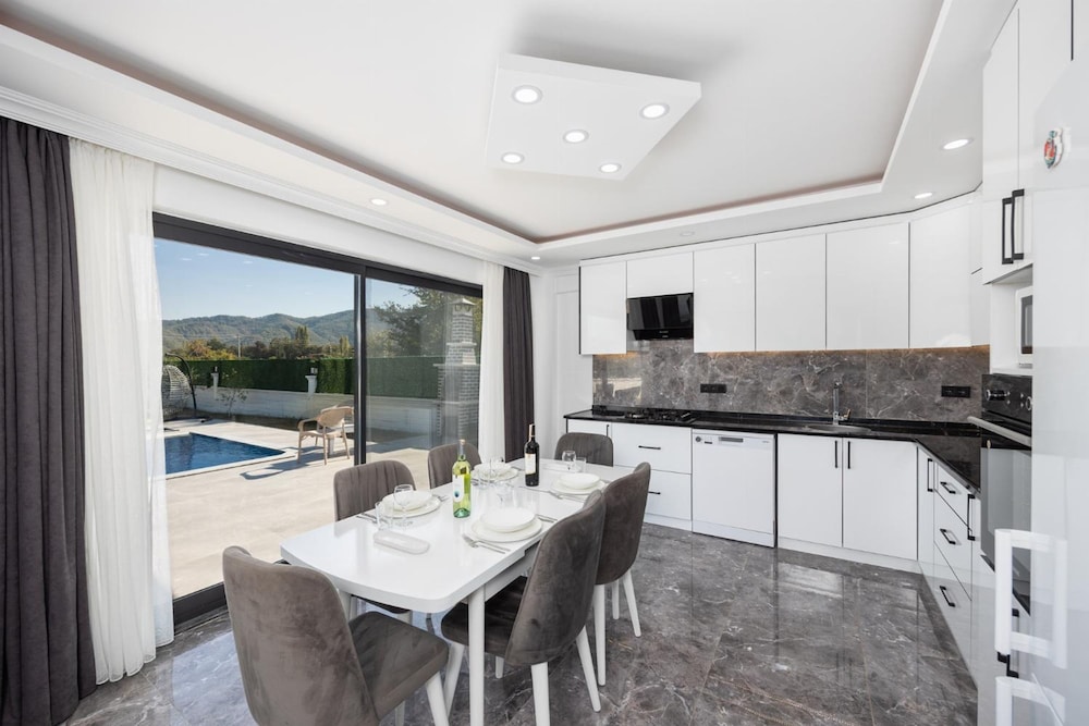 Villa Grand Yasar 4 With 4 Bedrooms and 4 Bathrooms