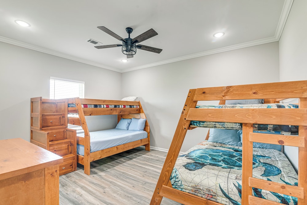 Walk to Beach: Group Getaway in Galveston!