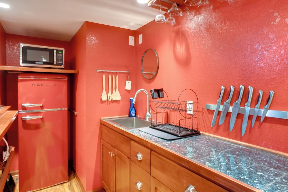 Cozy Milwaukee Apartment w/ Deck, 2 Mi to Airport!