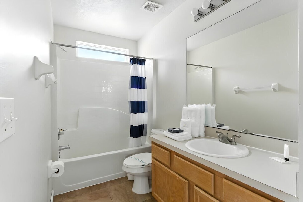 Cozy 4BR Villa w/ Priv Pool Lake Berkley Resort
