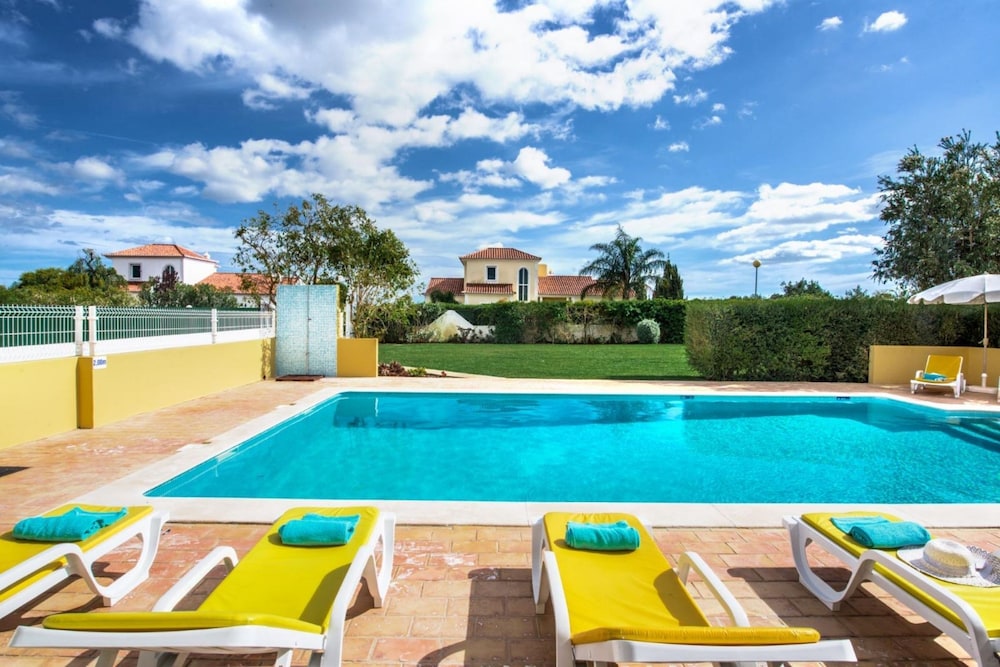 Amapola in Quelfes With 4 Bedrooms and 4 Bathrooms