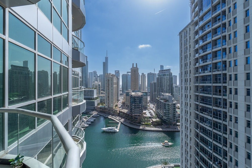 Refined 1BR Retreat in The Point Tower - Marina