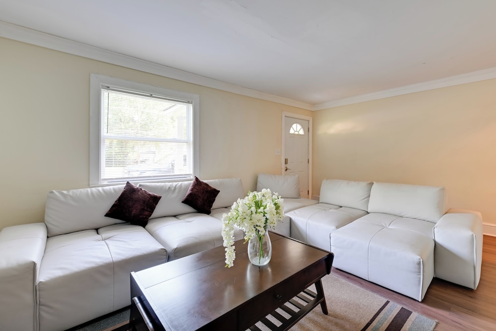 5 Mi to Uptown: Charlotte Hideaway w/ Yard