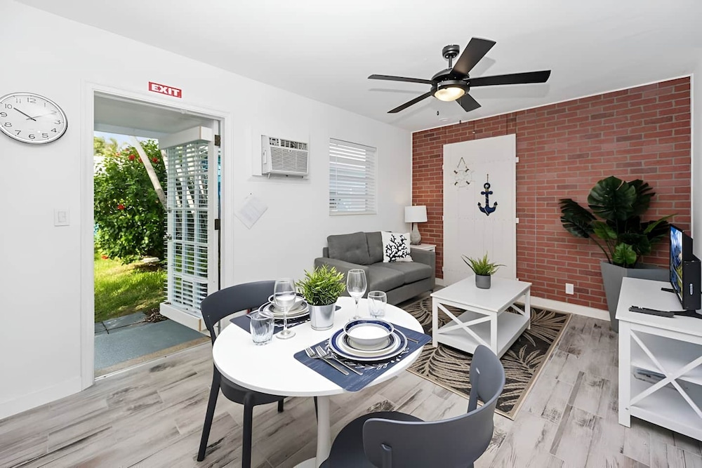 Luna Beach House in Hollywood