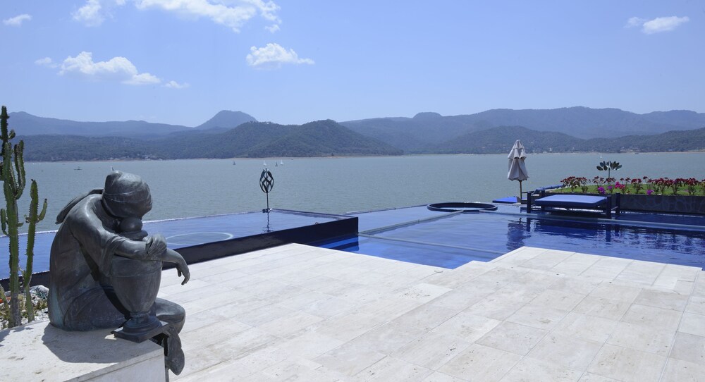Espectacular y Enigmática Villa en Lago view 2