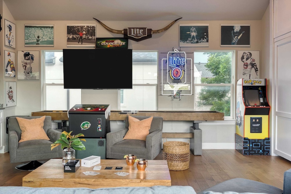 Town Lake Townhouse Hot Tub, Game Room & Skyline Views