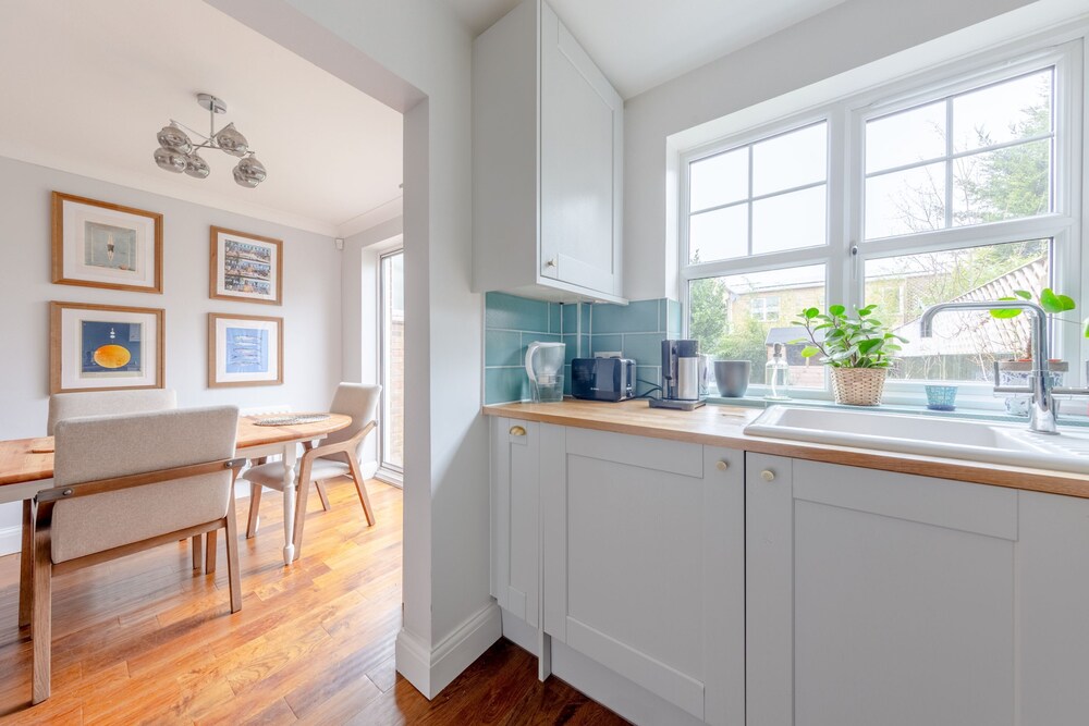 Serene and Spacious 2 Bedroom House in South Wimbledon