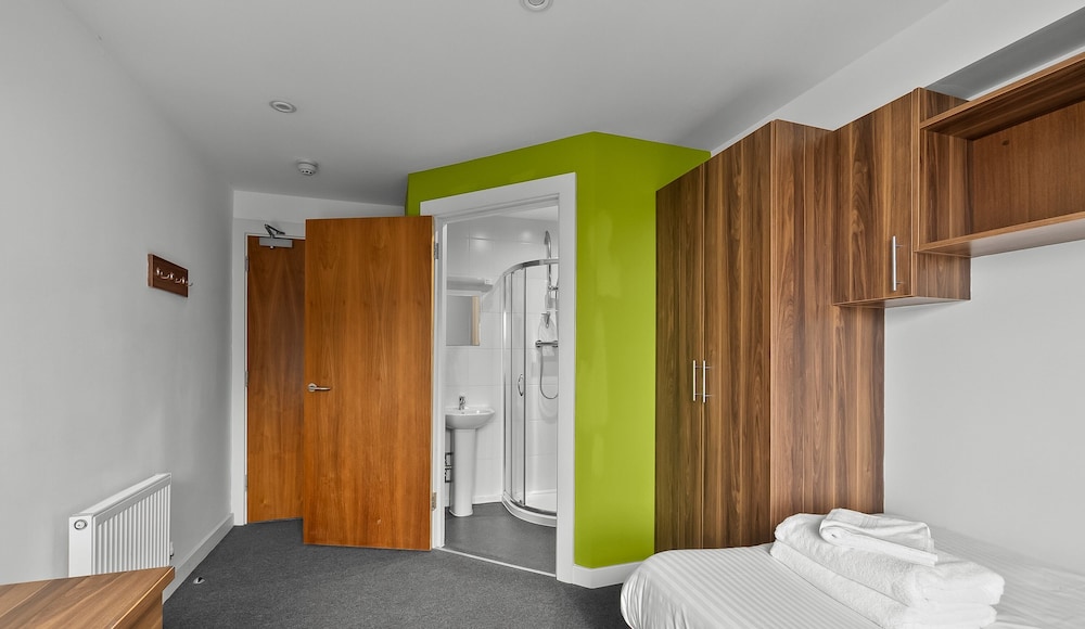 8 Bed Apartment @ Derriford Stays by Pureserviced