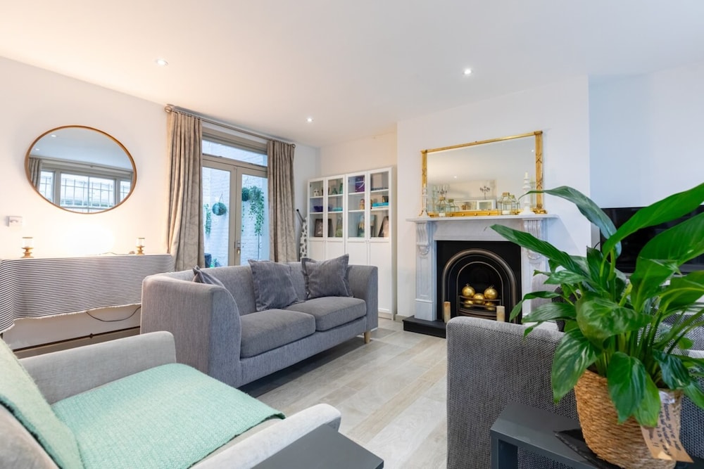Elegant 2BD Flat 5 Mins to Kensington Gardens!