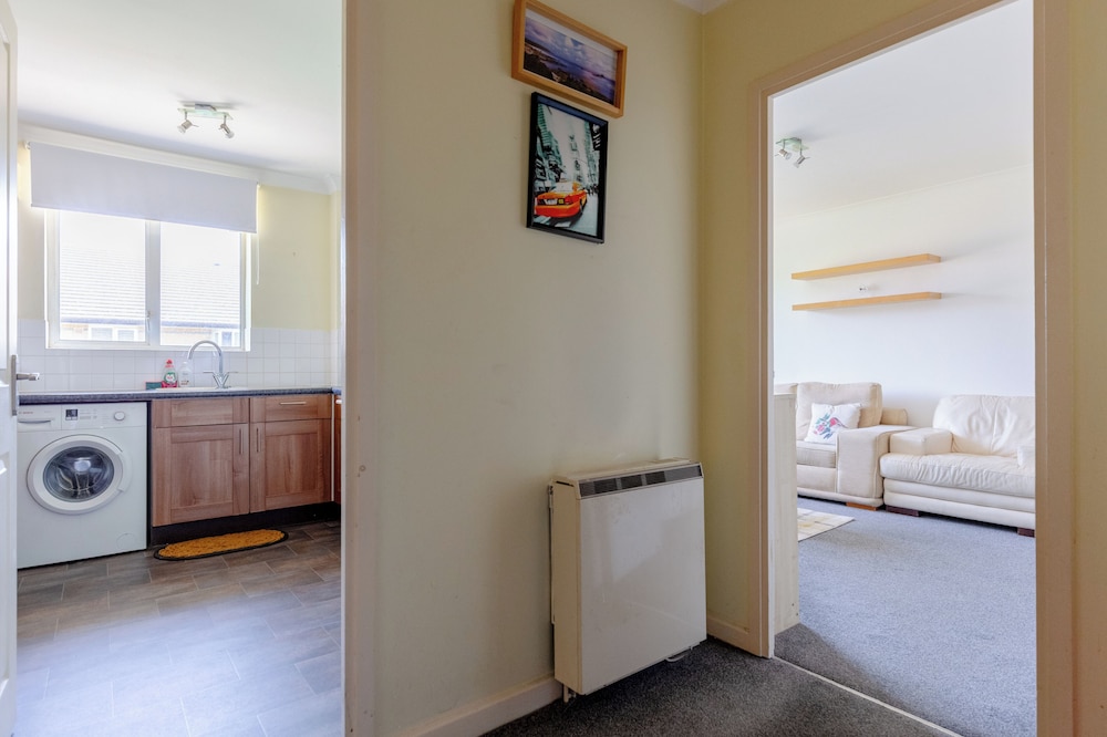 Homely 1 Bedroom Apartment in Beckton With Parking