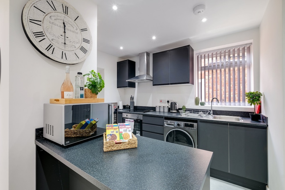 Newly Converted 2BDR 1BA APT in Hounslow