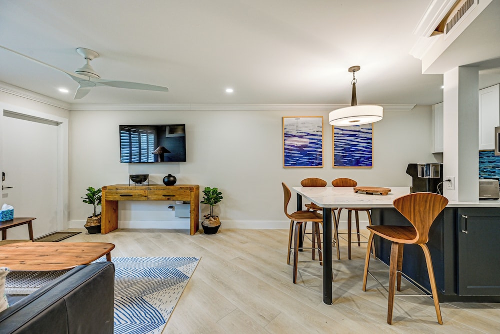Upscale Naples Condo w/ Pool Access: Walk to Pier!