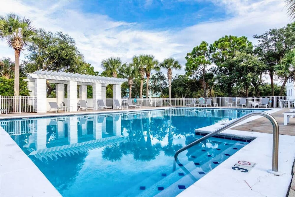Gulf Shores Escape Walk to Waves Pool Golf Views