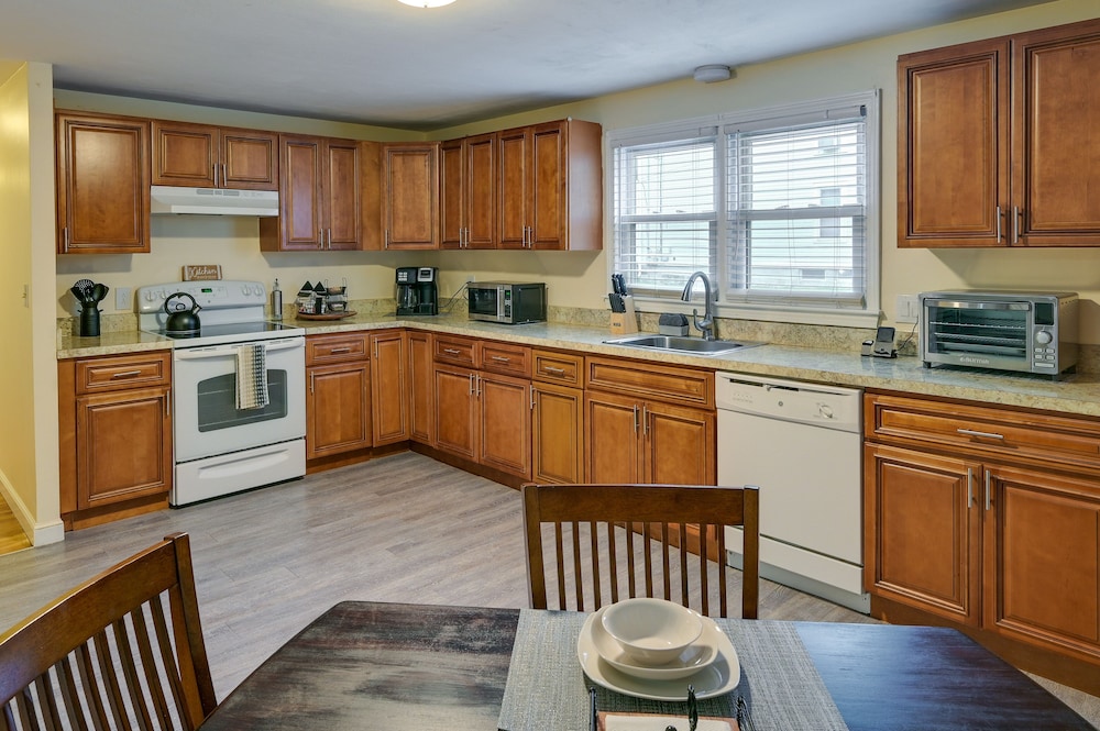 Boston Duplex w/ Foosball Table: 11 Mi to Downtown