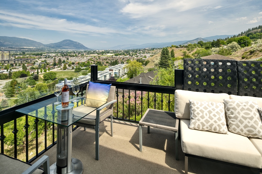 Above The Beach Guest Suites