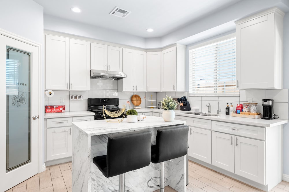 Modern Spacious Home Bright Family Group Friendly