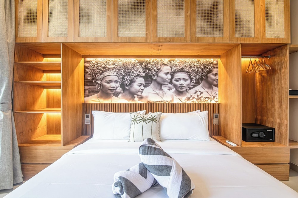 Luxury 5BR Retreat, 400m From Café Del Mar Shore