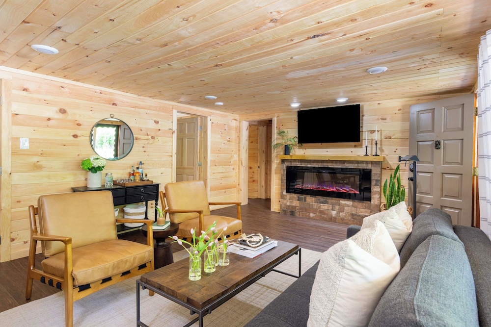 2 Mi to Dtwn: Spacious Gatlinburg Home w/ Hot Tub!