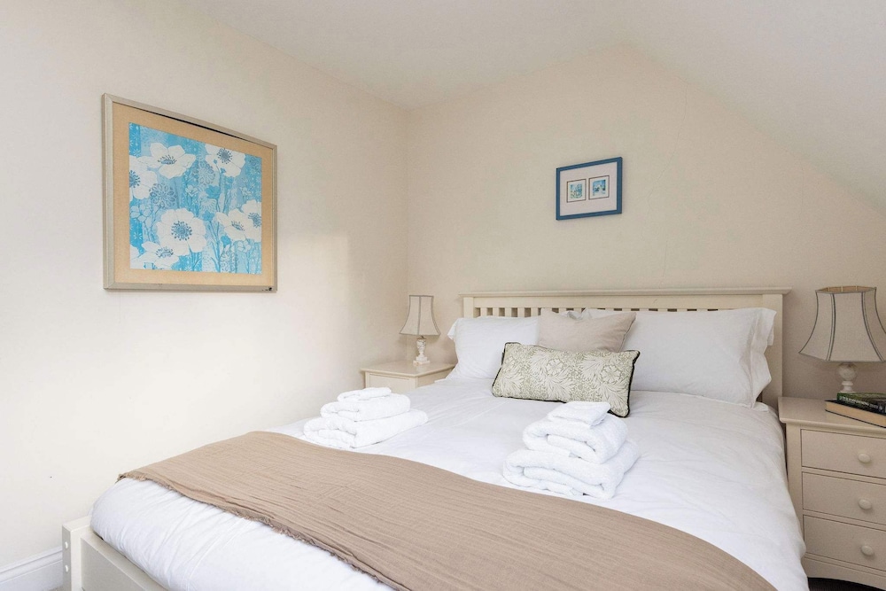 Spacious Coastal Family Home Sleeps 8