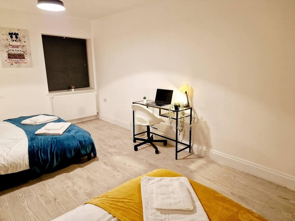 Modern Apartment in Uxbridge view 3