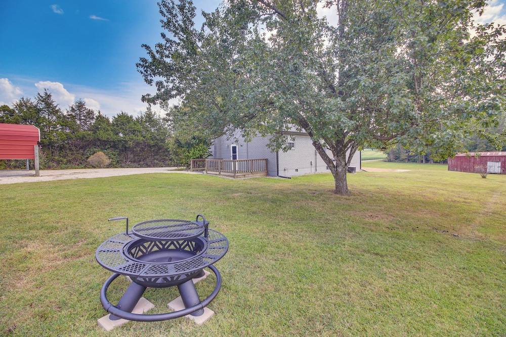 7 Mi to Barren River Lake: Quiet Getaway w/ Yard!