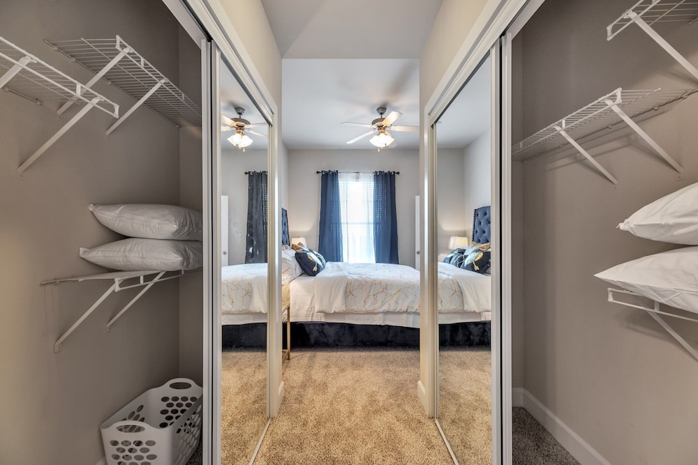 City View & Poolview Apartment With Full Kitchen 2 Bedroom Apts by Redawning - Image 2