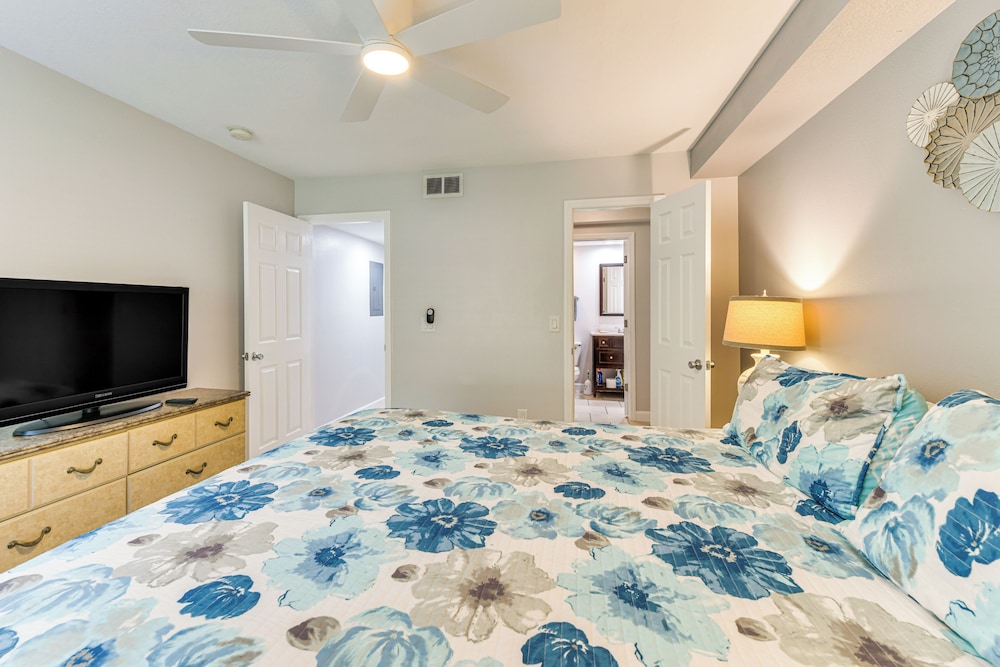 4 Mi to Siesta Key Beach: Condo w/ Pool Access