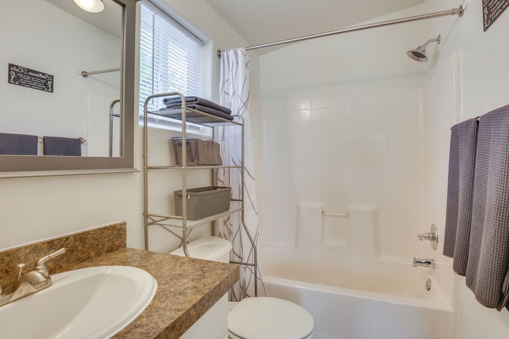1 Mi to Main Street: Cozy Retreat in Portales