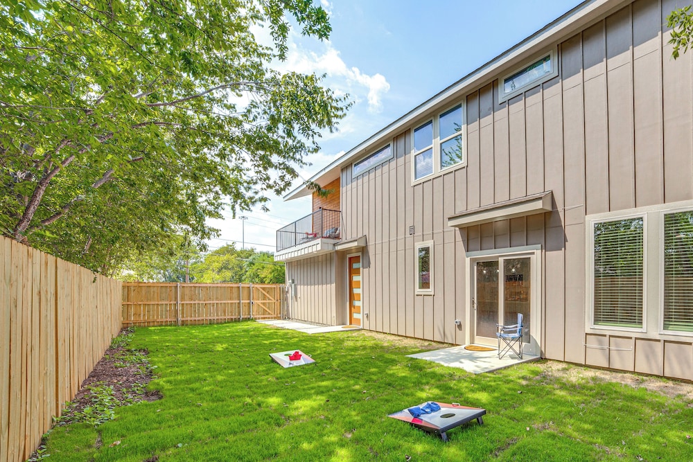 3 Mi to Dtwn Dallas: Pet-friendly Retreat w/ Yard