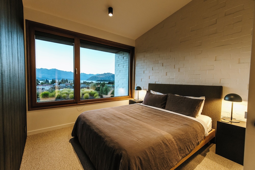 The Brick House - Lake Views - Sleeps 10