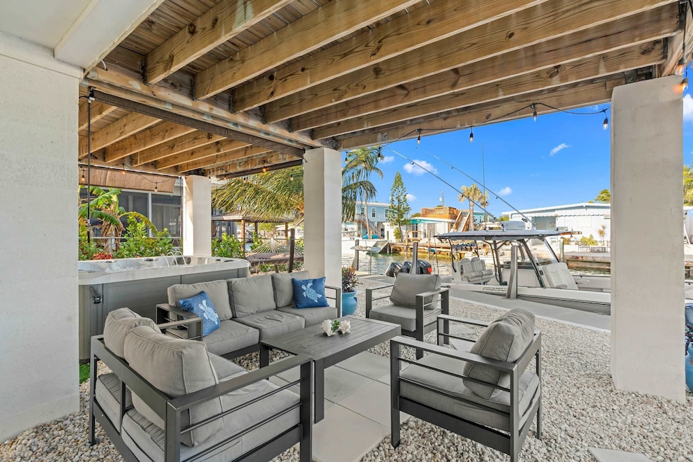 Mermaid Manor Waterfront Haven w Hot Tub Dock