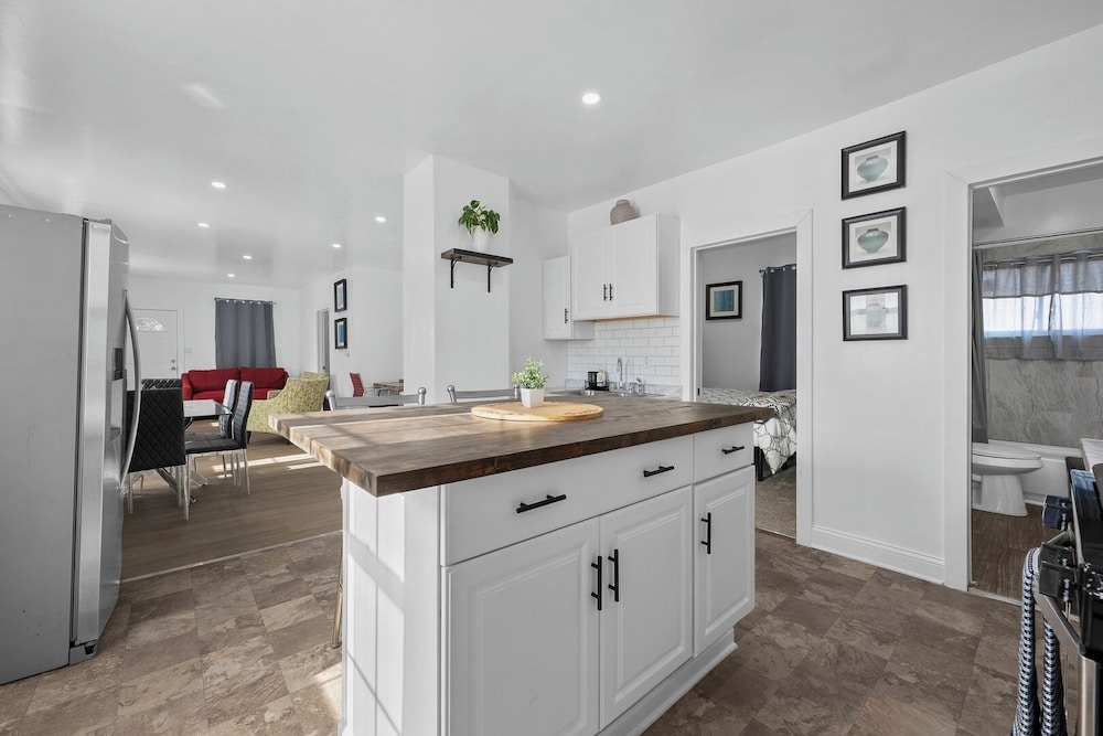 New Downtown Lux 3BR Free Parking, AC & Wi-fi