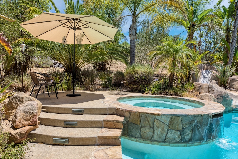Burgundy by Avantstay Basketball Court Pool Hot Tub Outdoor Kitchen City Escape