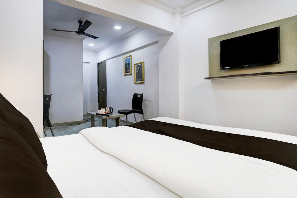 Cozy Deluxe Room Near Juhu Beach Mumbai