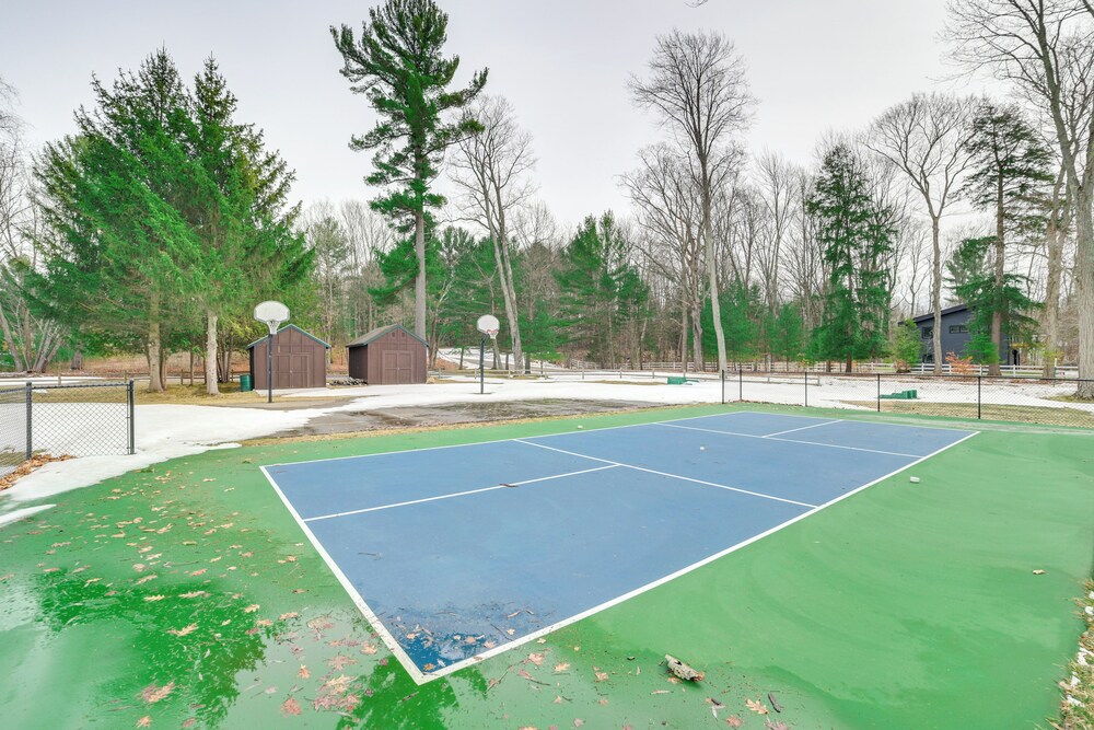4 Mi to Lake Bellaire: Home w/ Deck & Pool Access!