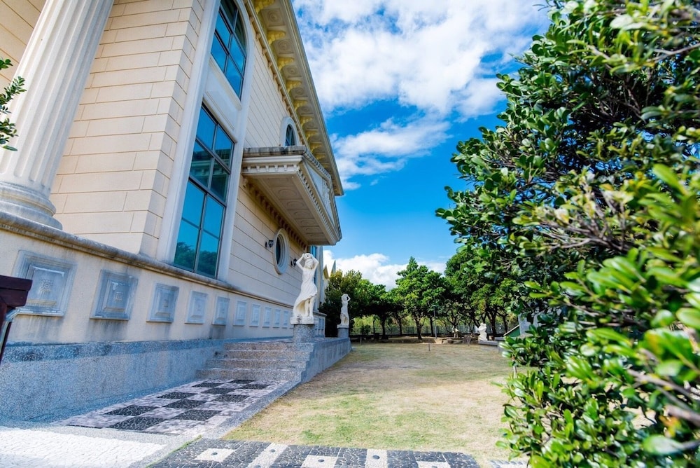 Whales Mountain & Seaview Resort
