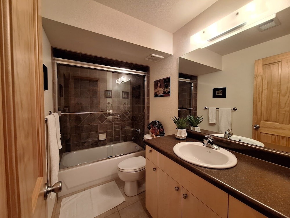 Rigden Retreat Garage, Dog Friendly, Near Trails