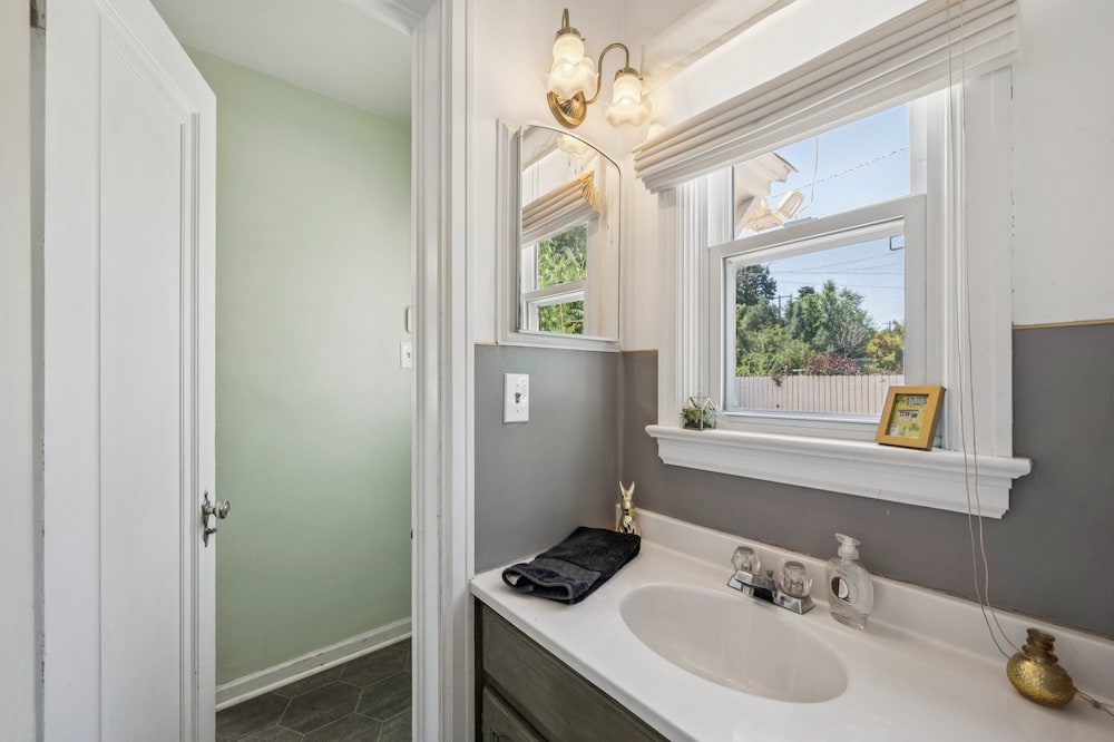 Charming Home Near Unc & Dt Greeley 5 Bedroom Home