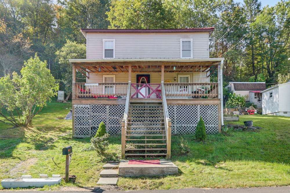 3 Mi to Blackwater Falls: Peaceful Retreat w/ Deck