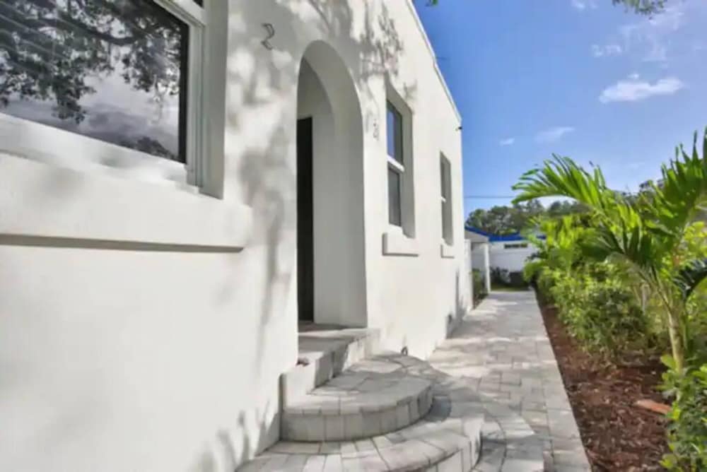 3BR House Near Downtown Siesta Key w Backyard view 2