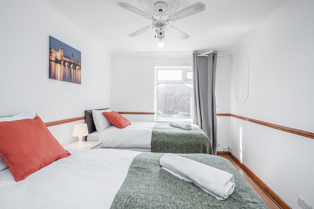 TMS Spacious 3-bed House! Tilbury! Free Parking! view 5