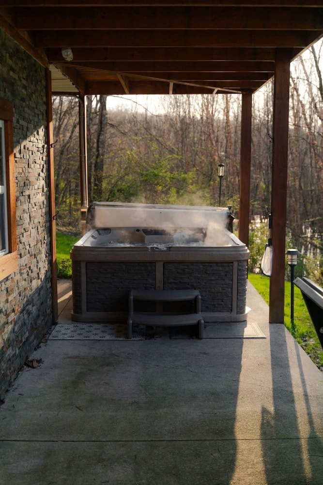 Cozy Cabin With Hot Tub - Near all in Hocking Hills