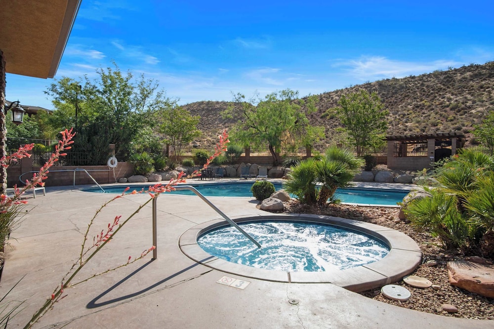 Pool & Sunshine Retreat - Resort-style Amenities