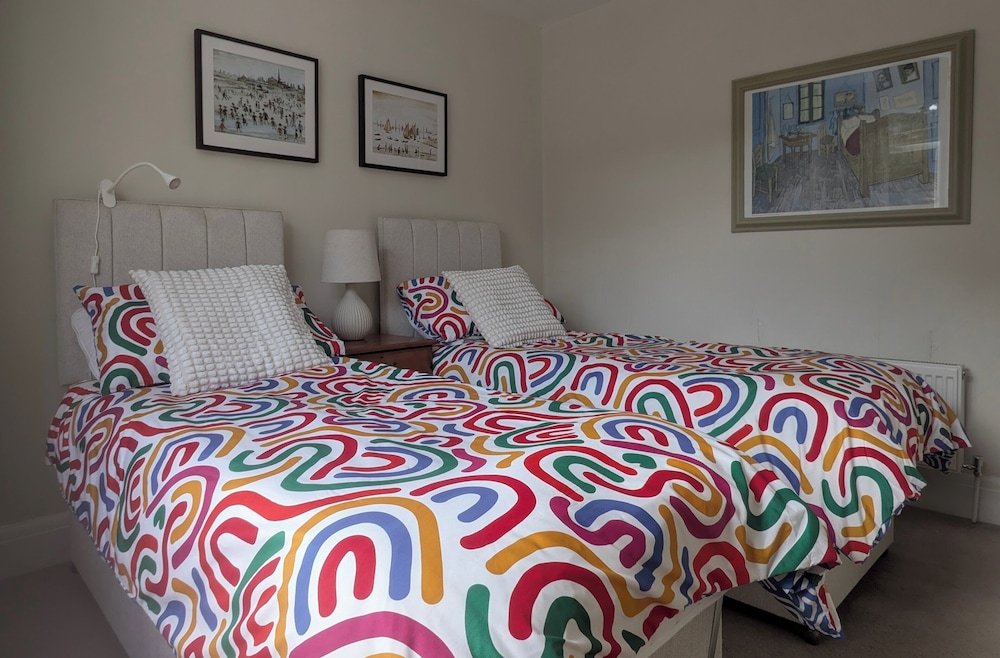 Cherry View House. 3-beds - Sleeps up to 8, Garden & Parking. Short Stays of all Types Welcome