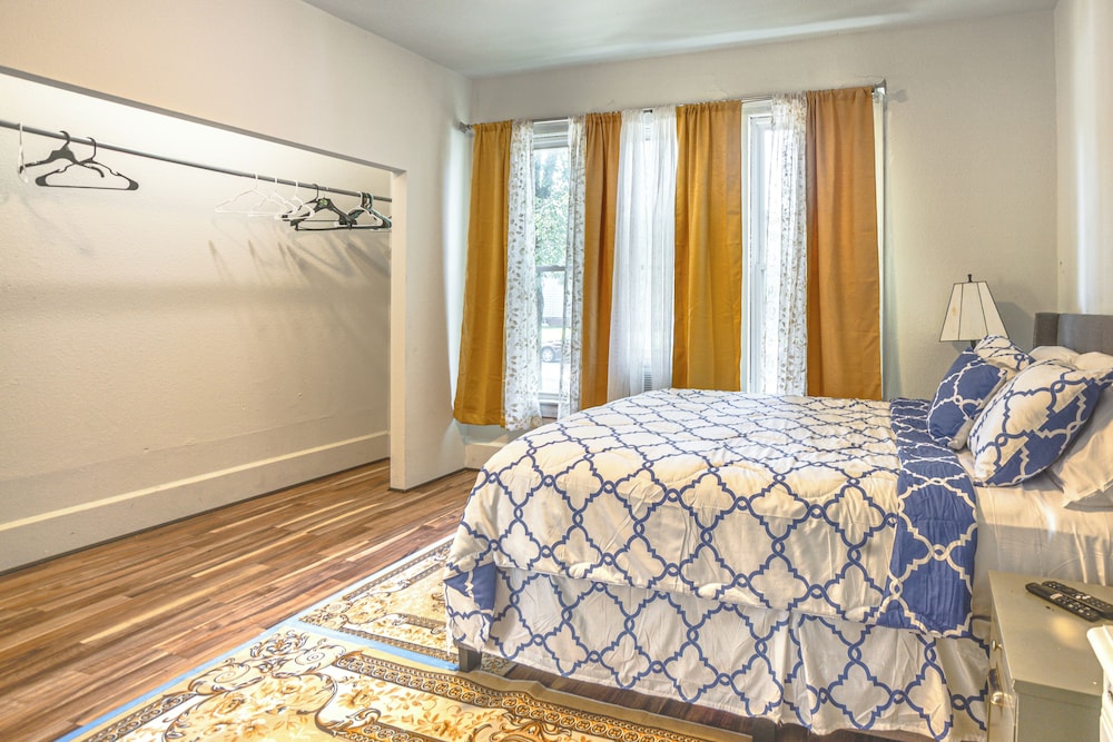 2 Mi to Dtwn Milwaukee: Family Home w/ Yard