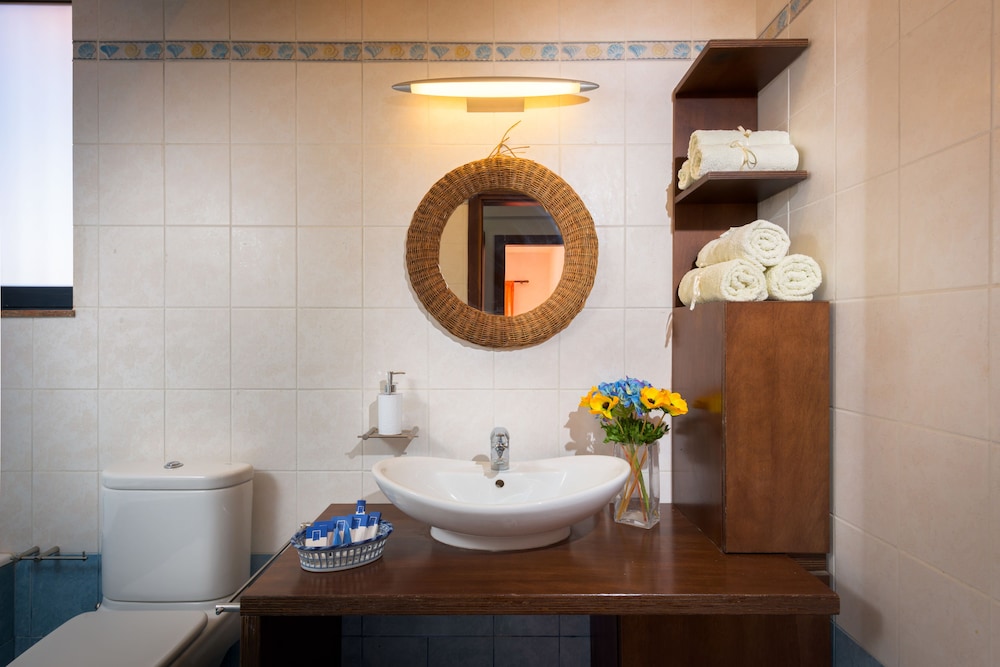 Island Seaside Suites - Property Image 10